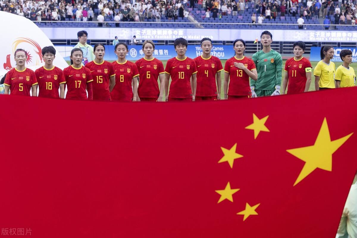 关于中国女足队员在赛场上勇敢拼搏,收获赞誉的信息