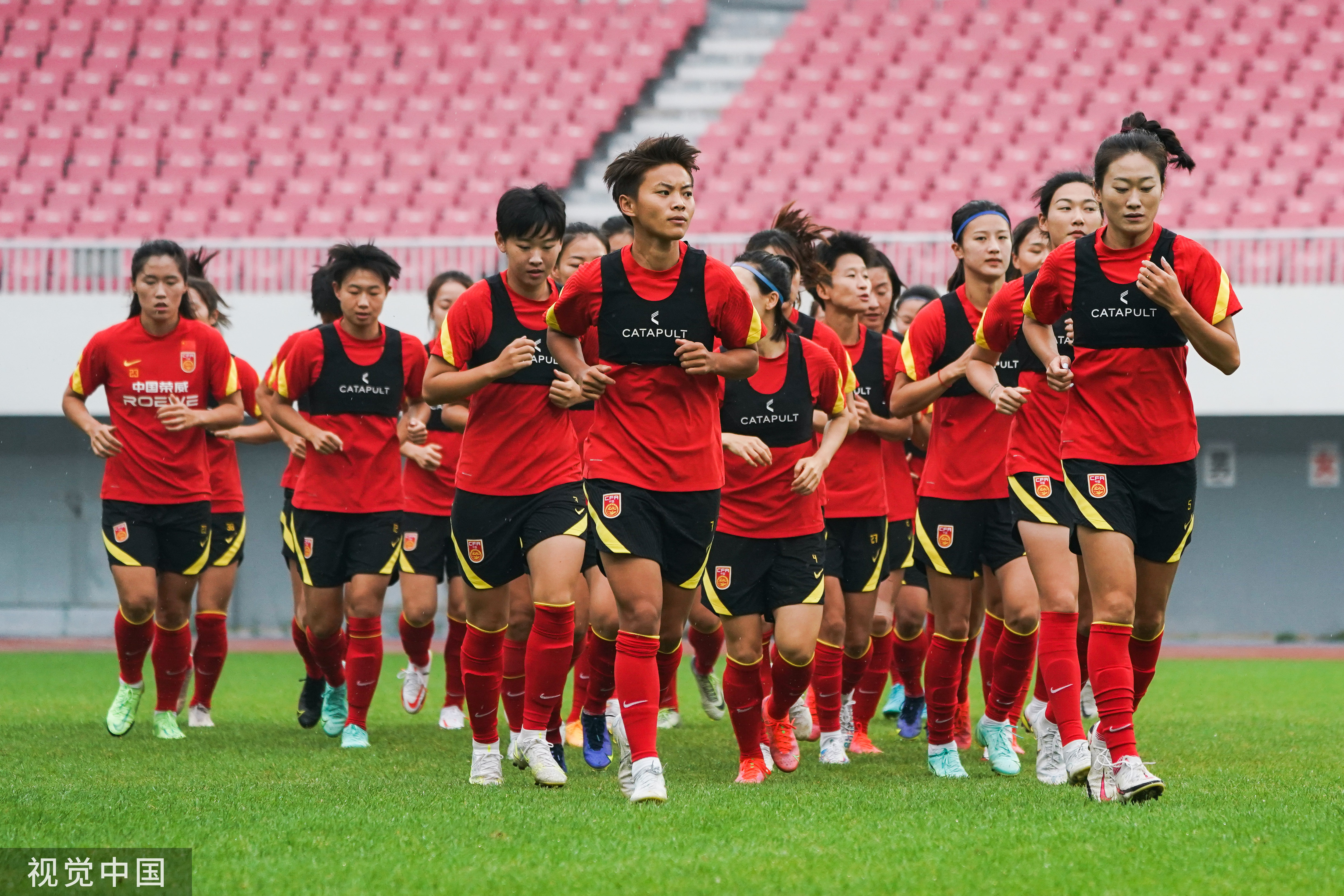 关于中国女足队员在赛场上勇敢拼搏,收获赞誉的信息 关于中国女足队员在赛场上勇敢拼搏,收获赞誉的信息
