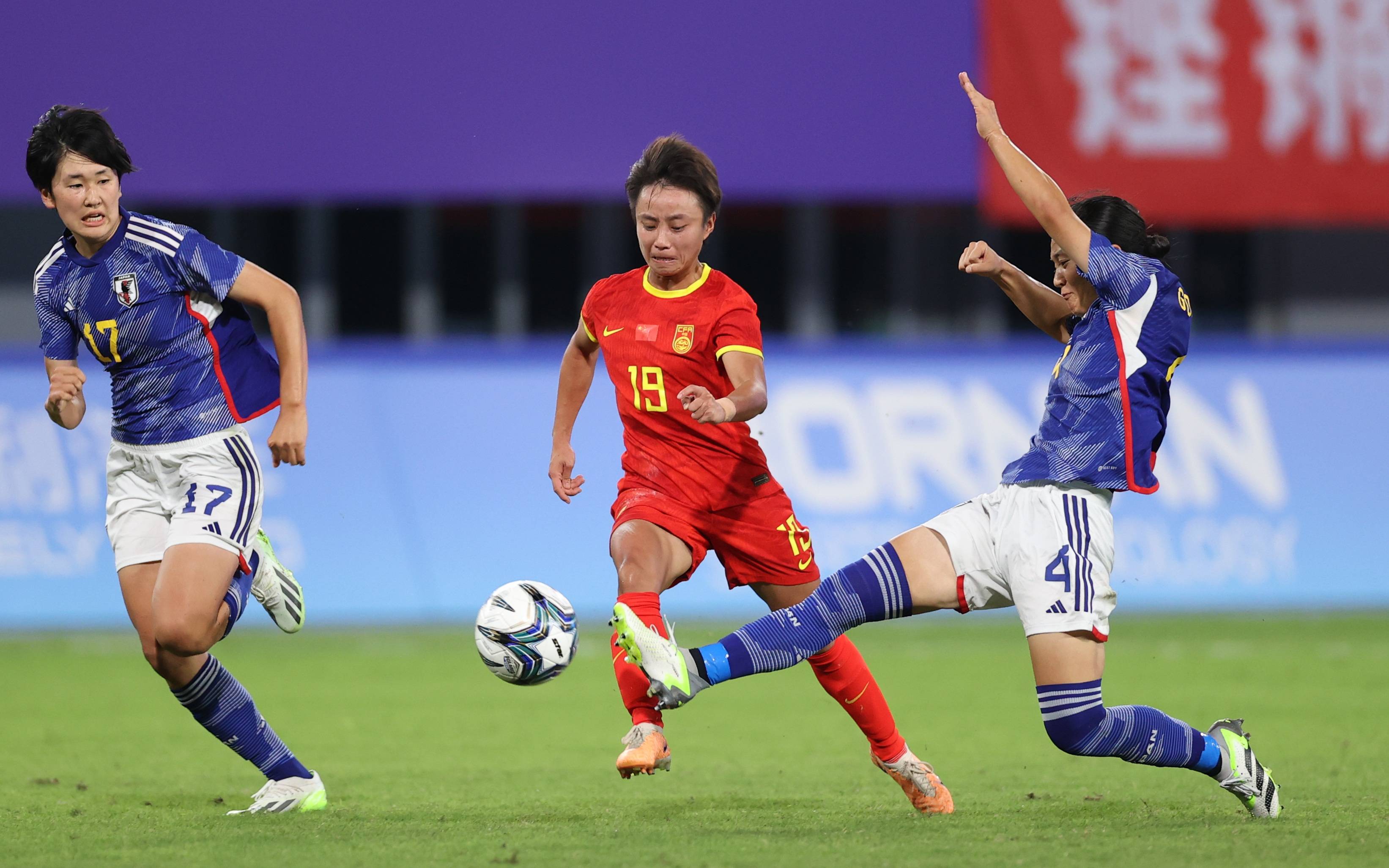 中国女足队员在比赛中拼尽全力,再次证明实力 中国女足队员在比赛中拼尽全力,再次证明实力
