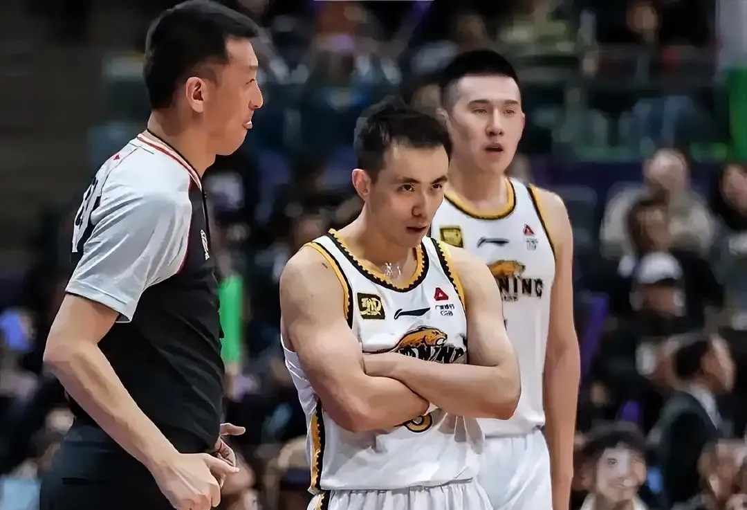 球队实力强劲,被视为季后赛夺冠热门 球队实力强劲,被视为季后赛夺冠热门