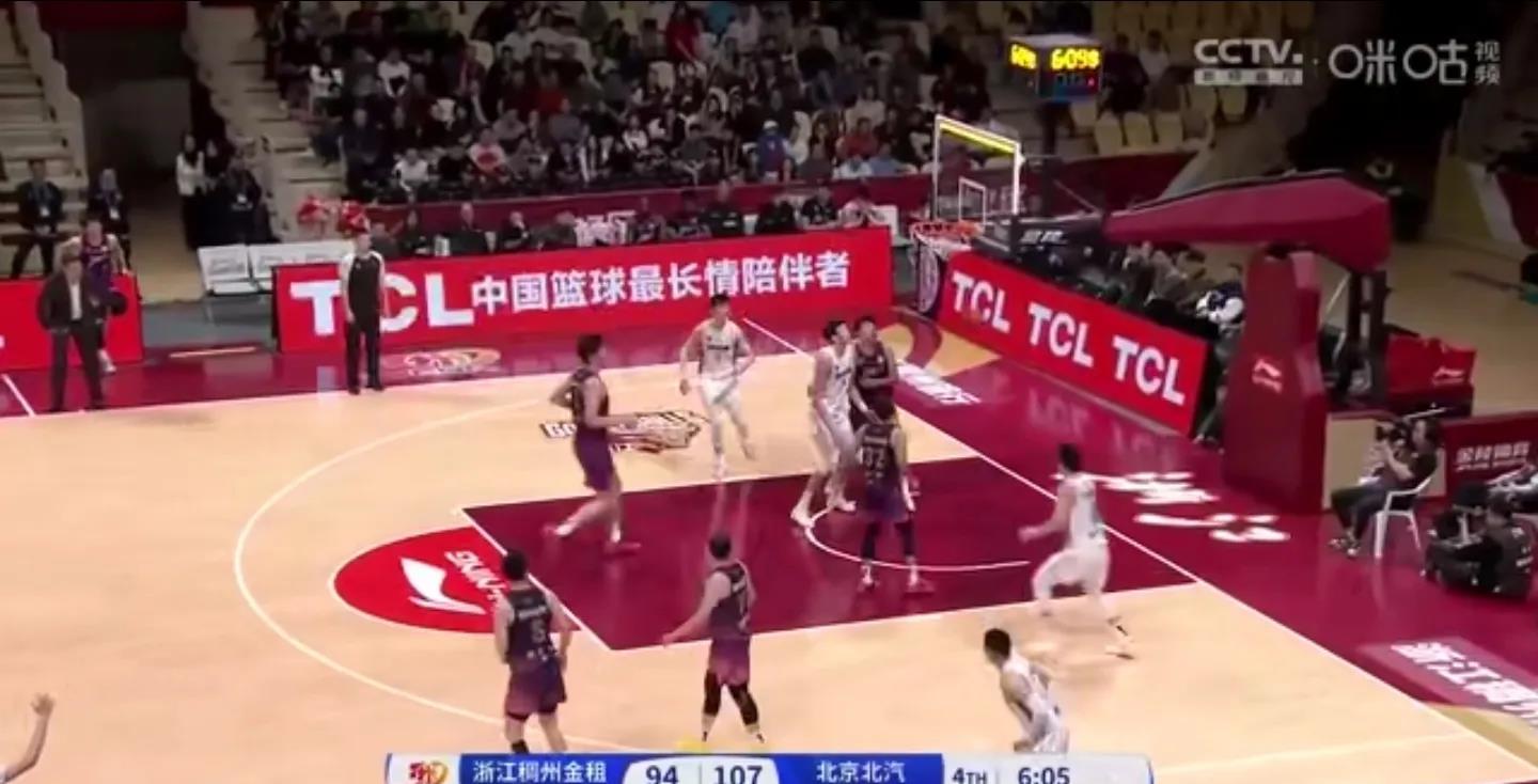 球队在比赛中取得了重要的胜利，士气高涨