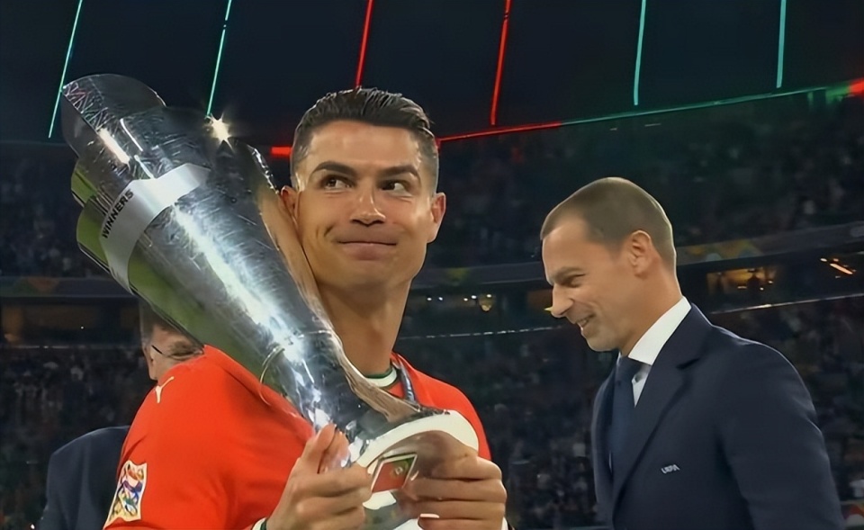 米兰体育娱乐-欧国联赛新科冠军诞生，球员欢庆赛场胜利